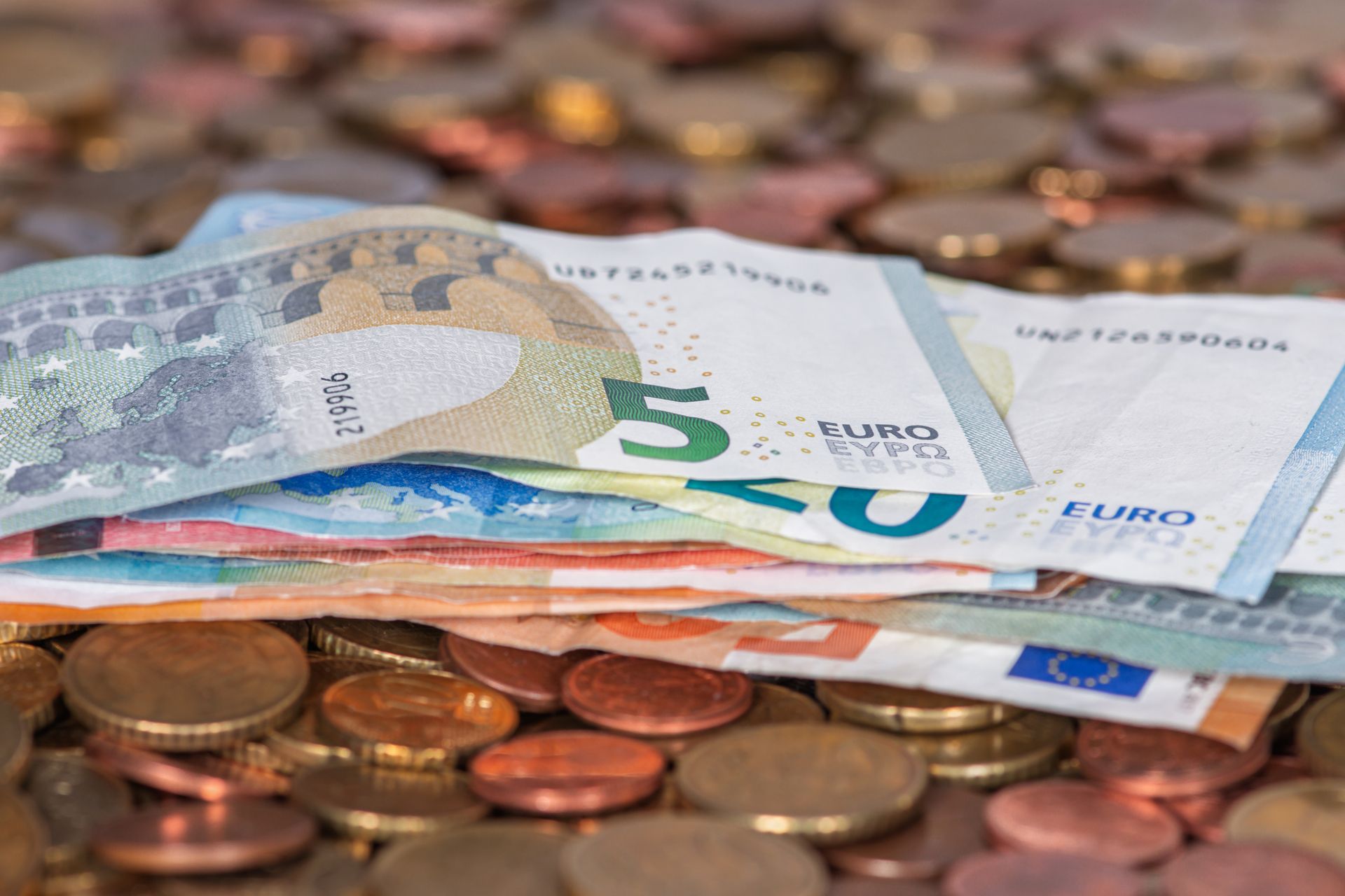 Comparison chart of minimum wages across European Union countries